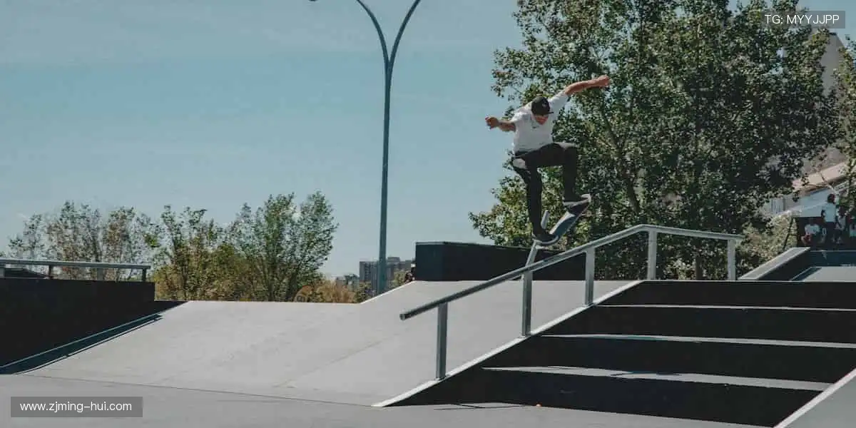 🎮潮流周边，让热爱从赛场延伸到生活！🌟